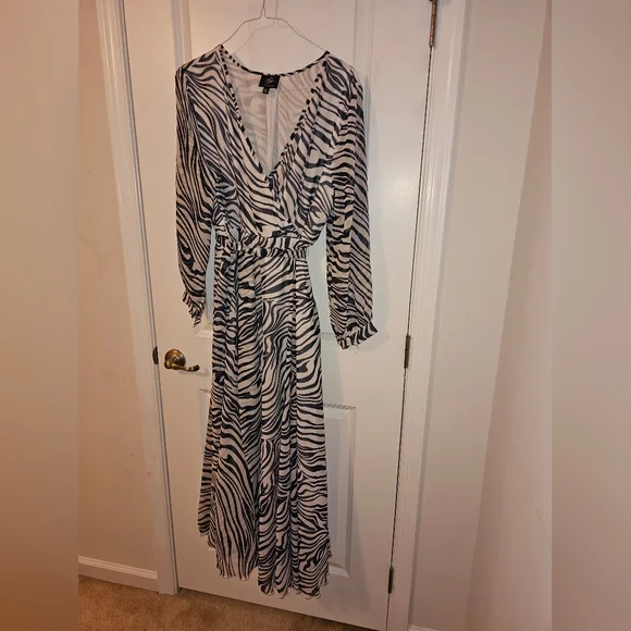 Large zebra-striped wrap dress - Picture 3 of 4
